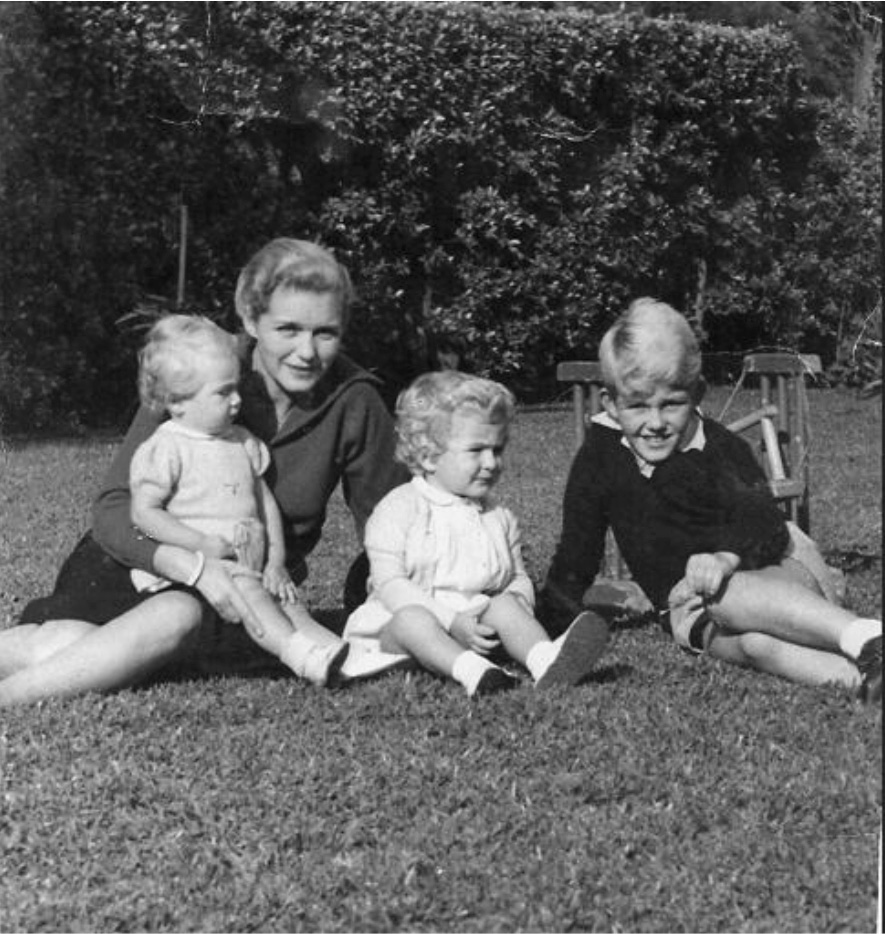 Maud Besse et ses garçons dans le jardin à Santo André